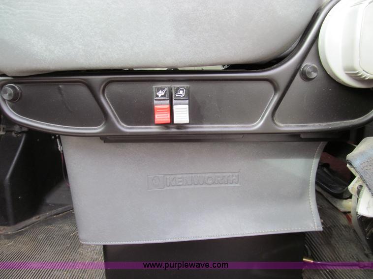 image for item E3541 1995 International Navistar 4700 semi truck