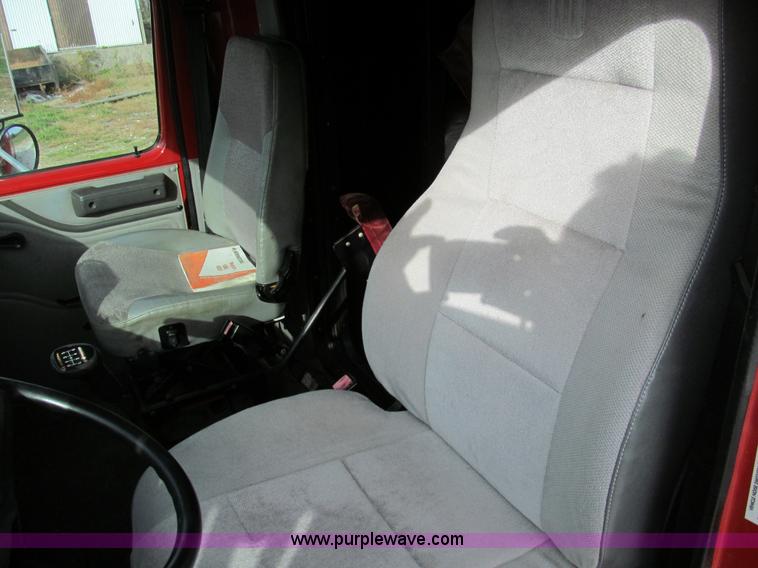 image for item E3541 1995 International Navistar 4700 semi truck