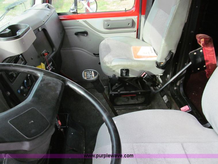 image for item E3541 1995 International Navistar 4700 semi truck