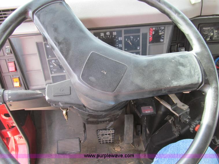 image for item E3541 1995 International Navistar 4700 semi truck