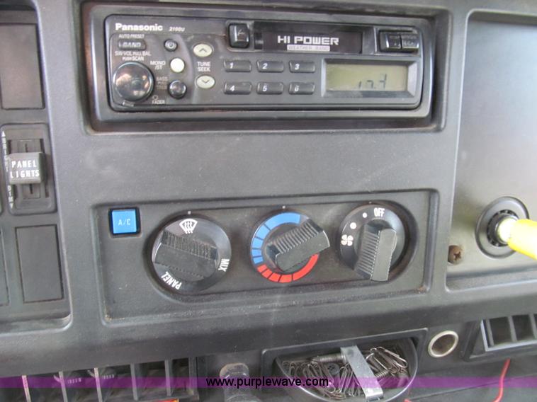 image for item E3541 1995 International Navistar 4700 semi truck