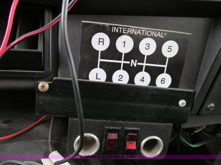 image for item E3541 1995 International Navistar 4700 semi truck