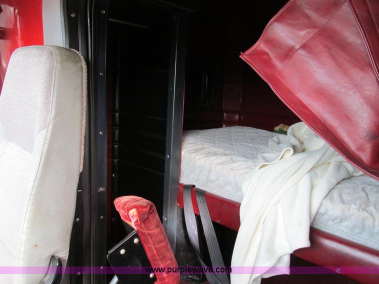 image for item E3541 1995 International Navistar 4700 semi truck