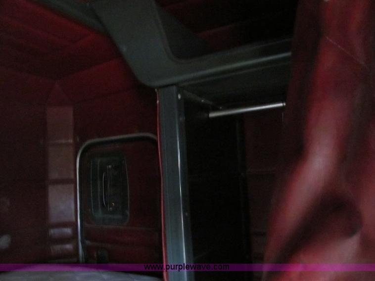 image for item E3541 1995 International Navistar 4700 semi truck