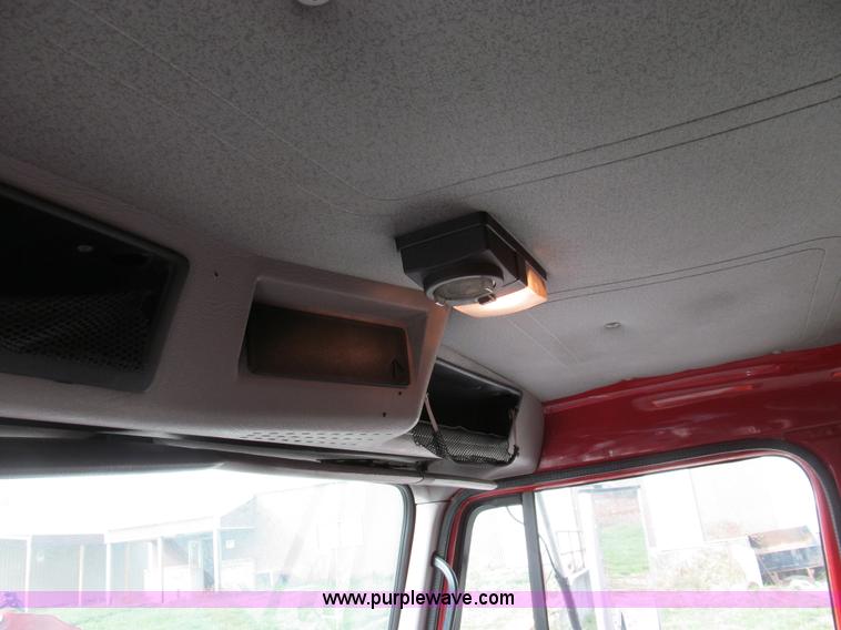 image for item E3541 1995 International Navistar 4700 semi truck