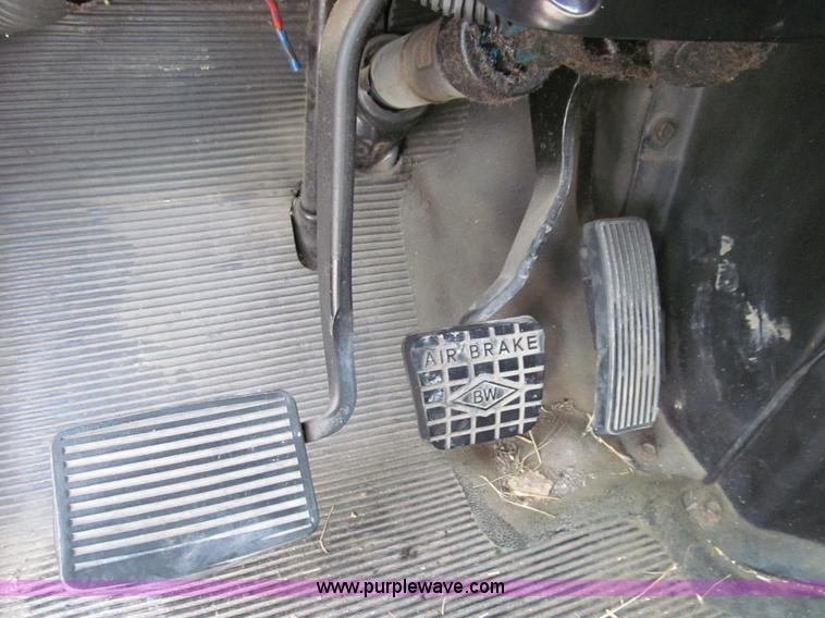 image for item E3541 1995 International Navistar 4700 semi truck