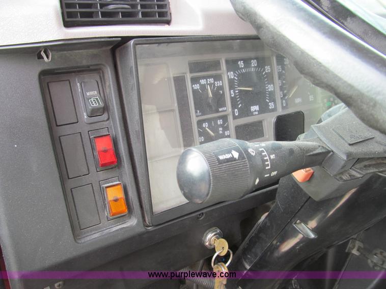 image for item E3541 1995 International Navistar 4700 semi truck