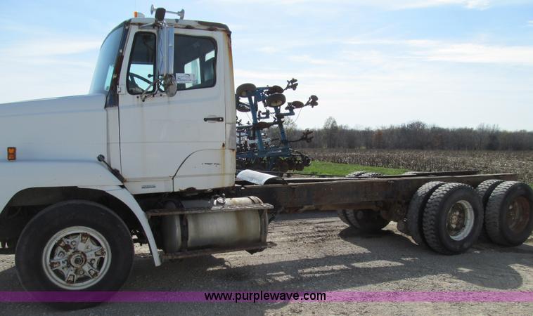 image for item E3546 1989 Freightliner FLC11264 semi truck