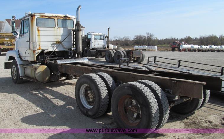 image for item E3546 1989 Freightliner FLC11264 semi truck