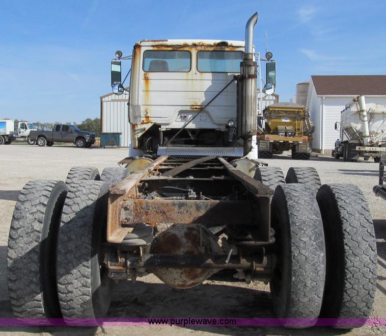 image for item E3546 1989 Freightliner FLC11264 semi truck