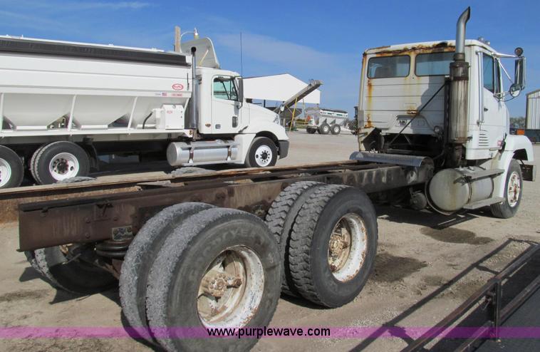 image for item E3546 1989 Freightliner FLC11264 semi truck