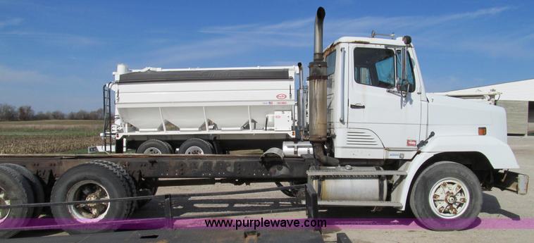 image for item E3546 1989 Freightliner FLC11264 semi truck