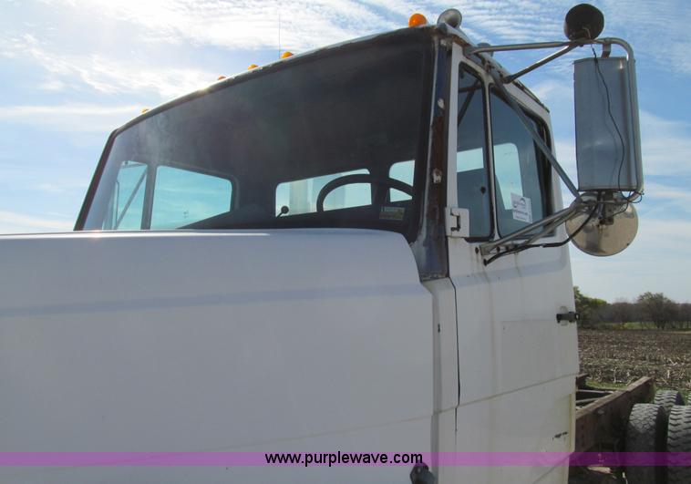 image for item E3546 1989 Freightliner FLC11264 semi truck