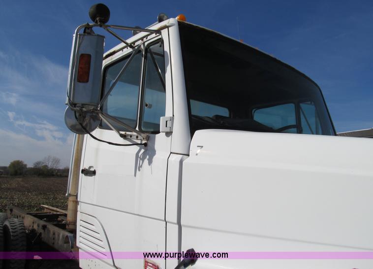 image for item E3546 1989 Freightliner FLC11264 semi truck