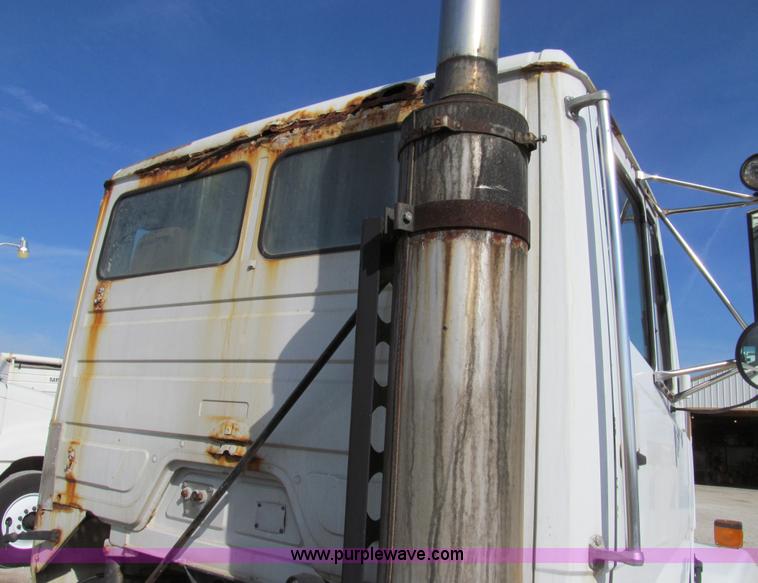 image for item E3546 1989 Freightliner FLC11264 semi truck