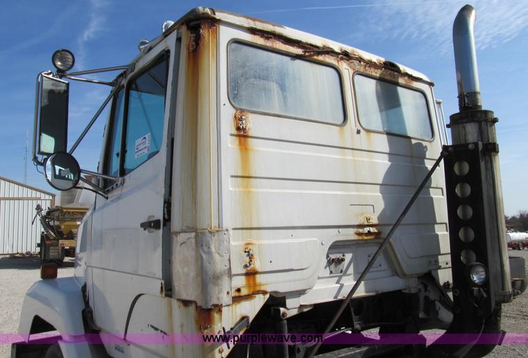 image for item E3546 1989 Freightliner FLC11264 semi truck