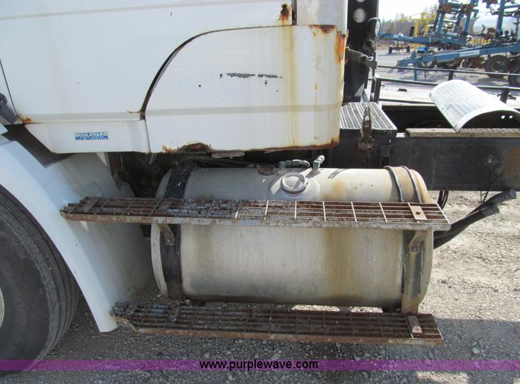 image for item E3546 1989 Freightliner FLC11264 semi truck