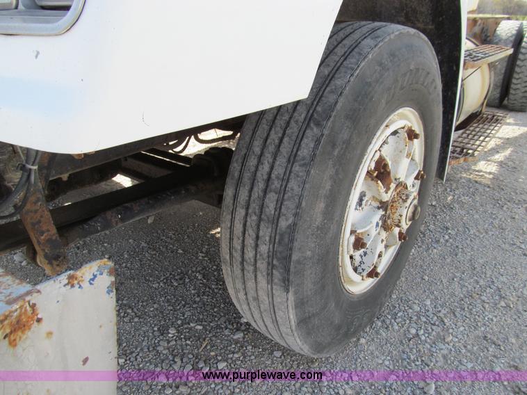 image for item E3546 1989 Freightliner FLC11264 semi truck