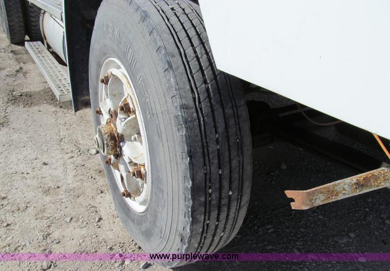 image for item E3546 1989 Freightliner FLC11264 semi truck