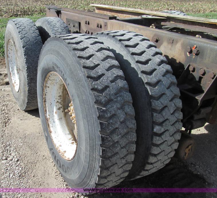 image for item E3546 1989 Freightliner FLC11264 semi truck