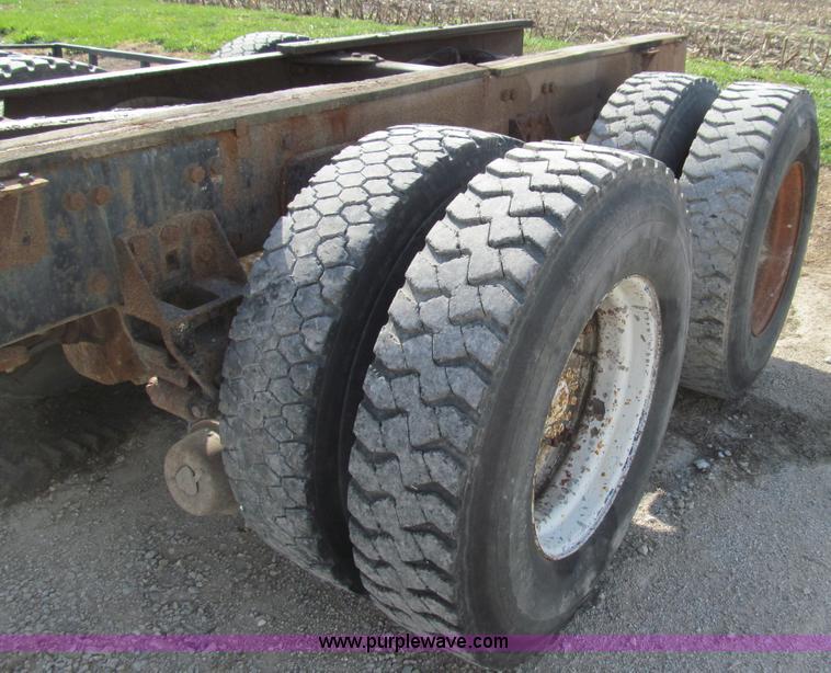 image for item E3546 1989 Freightliner FLC11264 semi truck