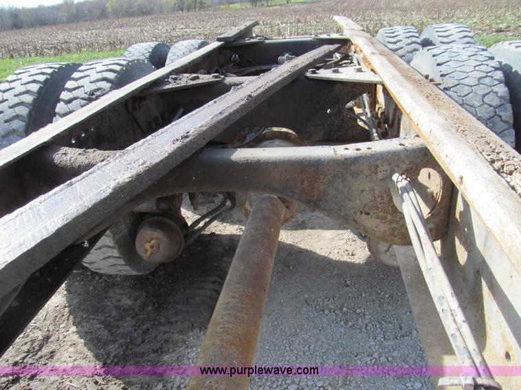 image for item E3546 1989 Freightliner FLC11264 semi truck