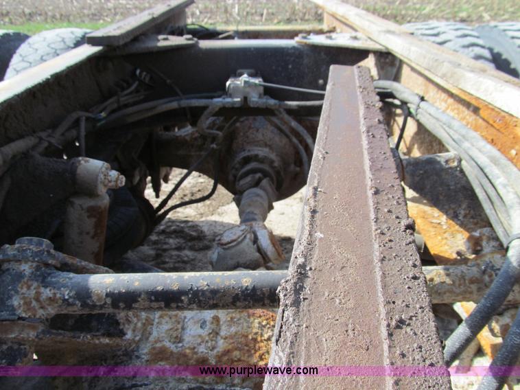 image for item E3546 1989 Freightliner FLC11264 semi truck