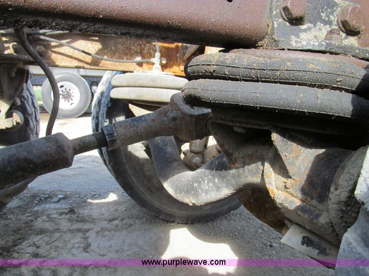 image for item E3546 1989 Freightliner FLC11264 semi truck