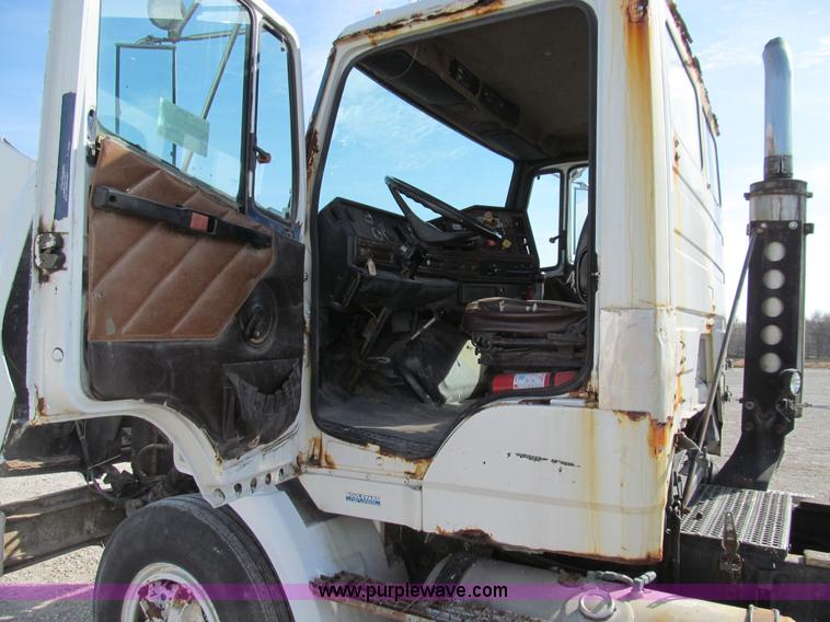 image for item E3546 1989 Freightliner FLC11264 semi truck
