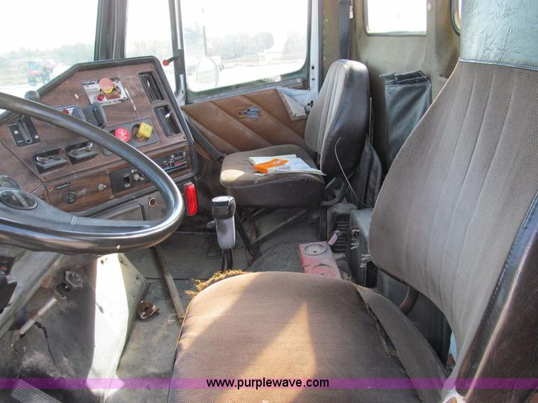 image for item E3546 1989 Freightliner FLC11264 semi truck