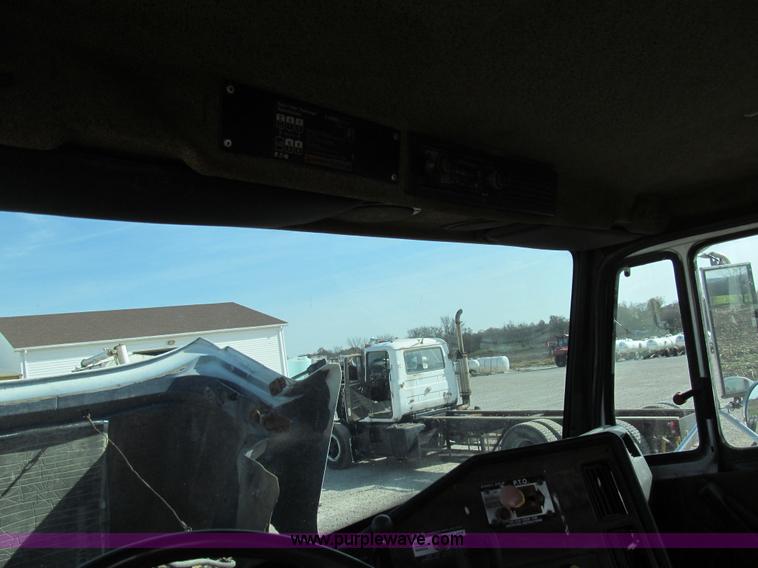 image for item E3546 1989 Freightliner FLC11264 semi truck