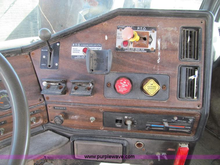 image for item E3546 1989 Freightliner FLC11264 semi truck