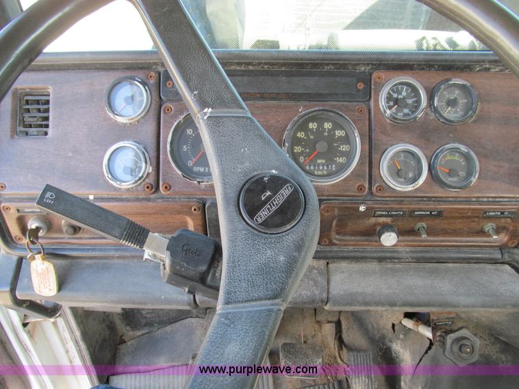 image for item E3546 1989 Freightliner FLC11264 semi truck