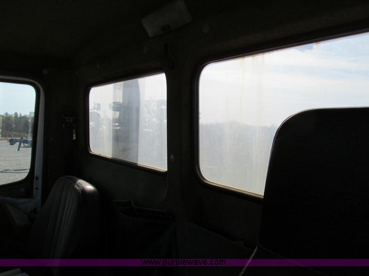 image for item E3546 1989 Freightliner FLC11264 semi truck