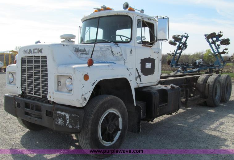 image for item E3547 1983 Mack R686ST semi truck