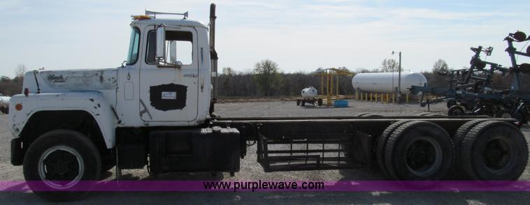 image for item E3547 1983 Mack R686ST semi truck