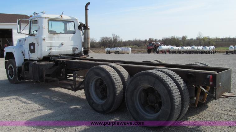 image for item E3547 1983 Mack R686ST semi truck