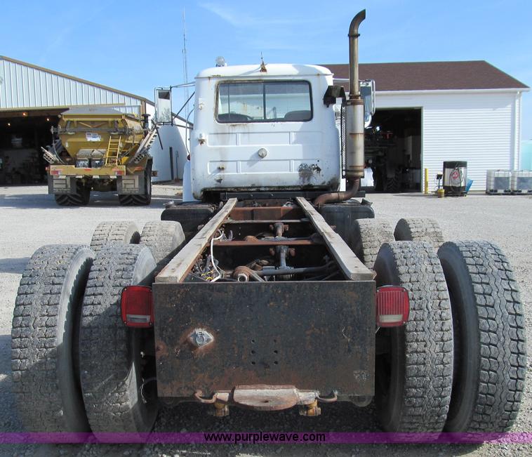 image for item E3547 1983 Mack R686ST semi truck