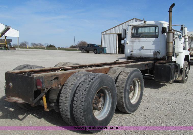image for item E3547 1983 Mack R686ST semi truck