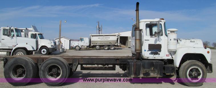 image for item E3547 1983 Mack R686ST semi truck