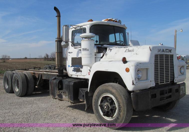 image for item E3547 1983 Mack R686ST semi truck