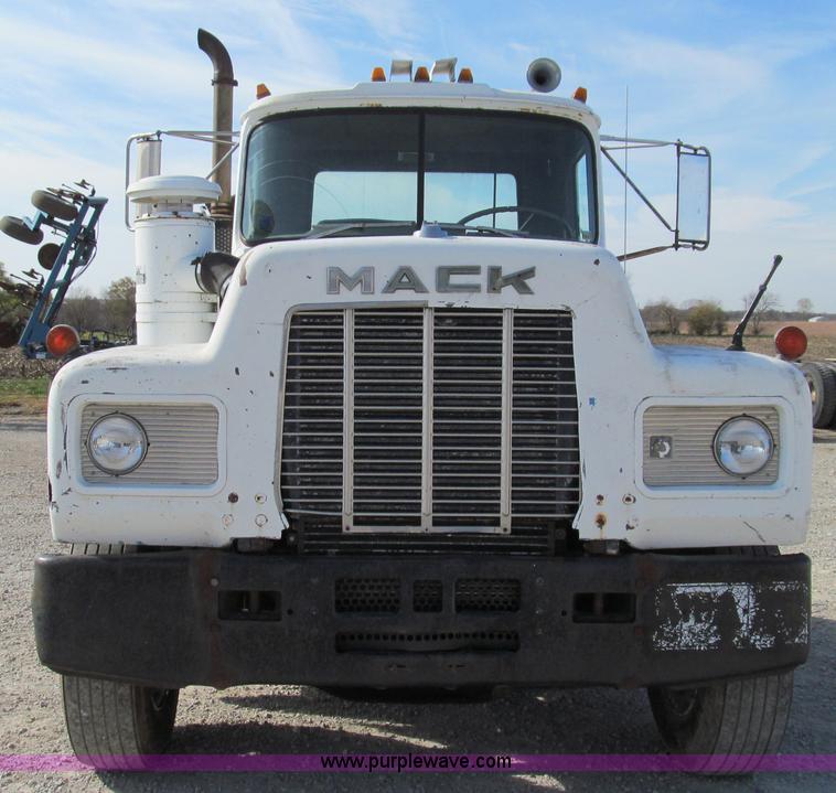image for item E3547 1983 Mack R686ST semi truck