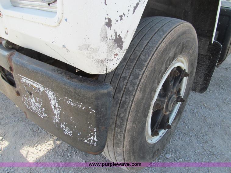 image for item E3547 1983 Mack R686ST semi truck