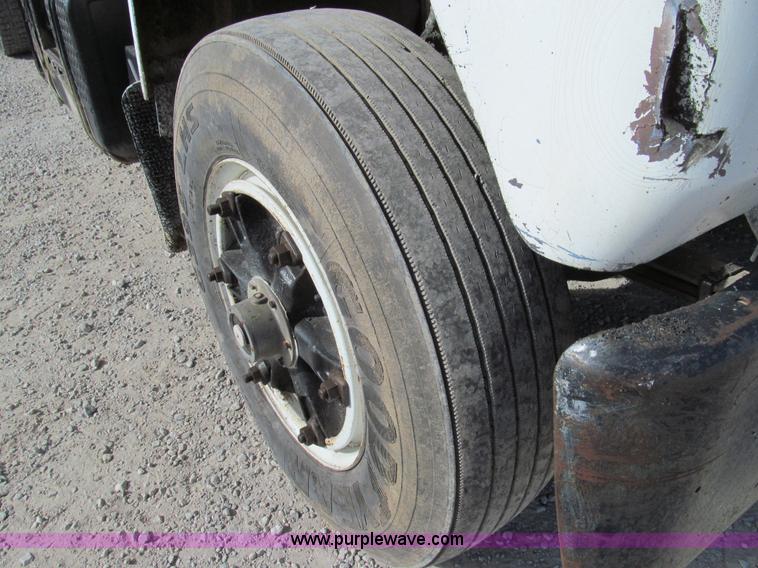 image for item E3547 1983 Mack R686ST semi truck