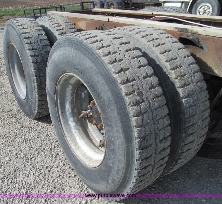 image for item E3547 1983 Mack R686ST semi truck