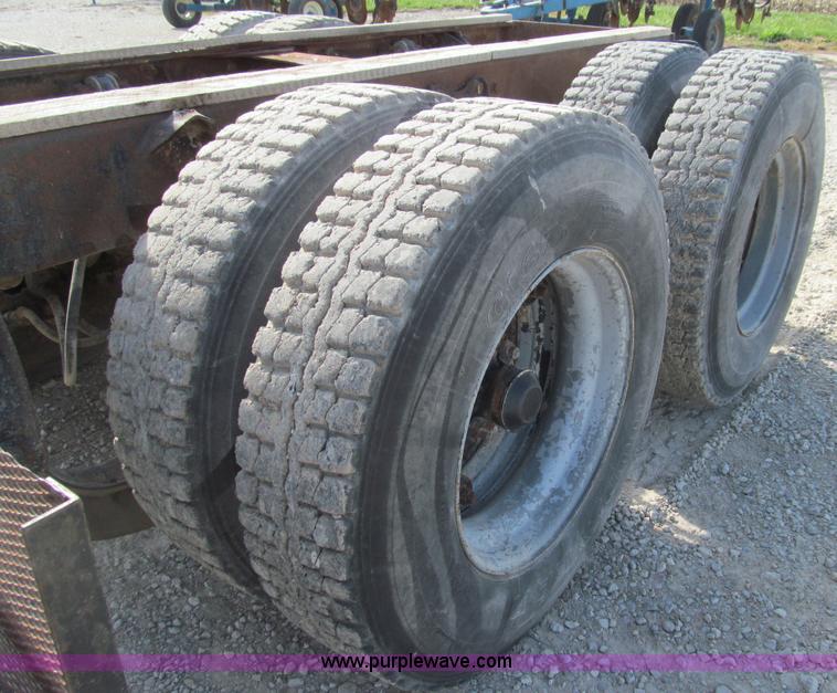 image for item E3547 1983 Mack R686ST semi truck