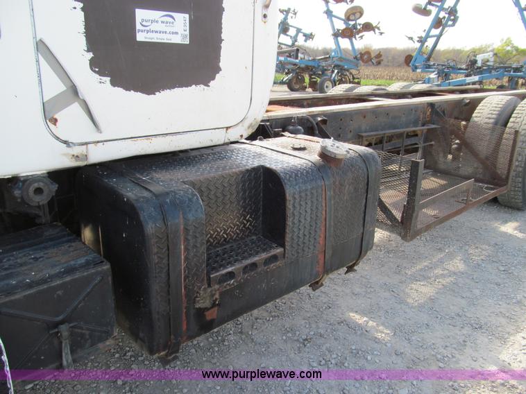 image for item E3547 1983 Mack R686ST semi truck