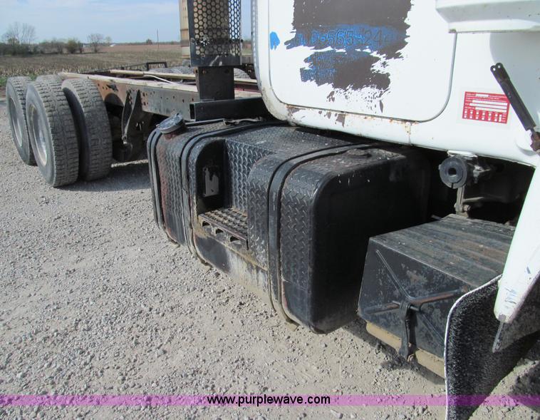 image for item E3547 1983 Mack R686ST semi truck