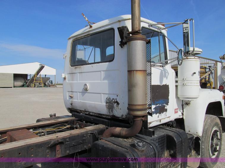 image for item E3547 1983 Mack R686ST semi truck