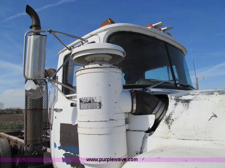 image for item E3547 1983 Mack R686ST semi truck